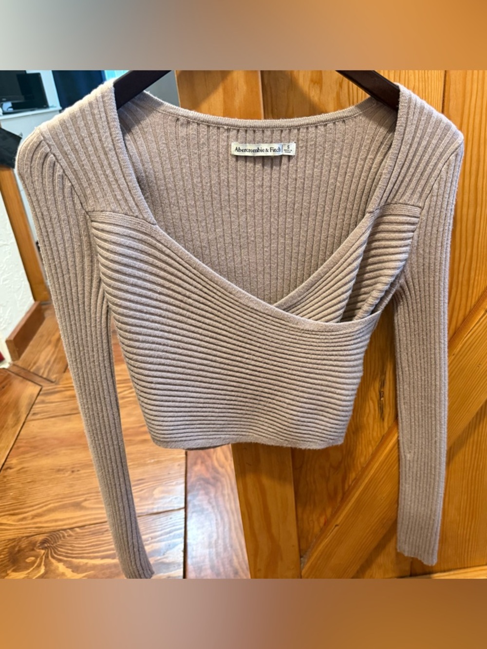 Abercrombie & Fitch Ribbed V-Neck Crop Sweater in Taupe